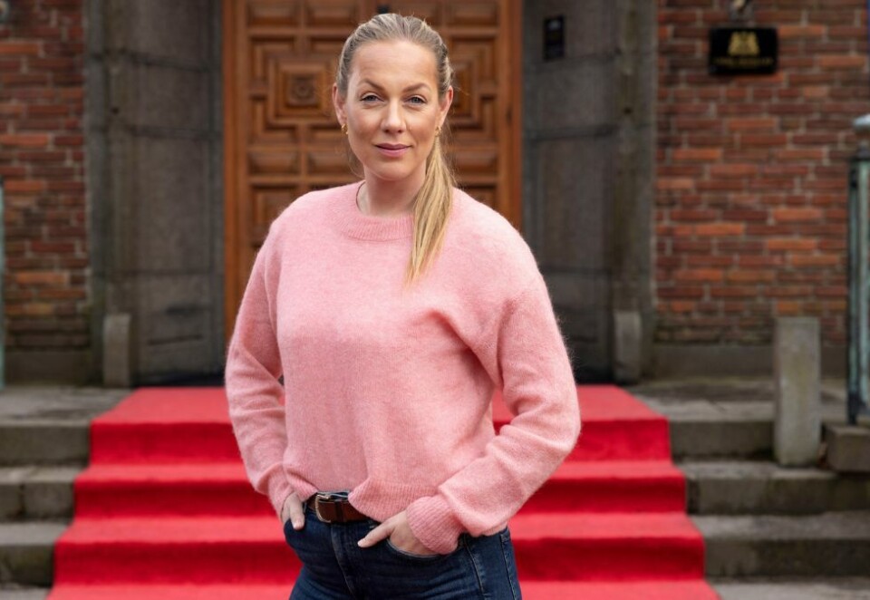 TV 2-aktuell: Kommunikasjonsdirektøren sjekker inn på Midtåsen i Sandefjord i TV 2-serien Forræder til høsten. - Jeg gledet meg veldig og er spent på å så se det ferdig på TV, sier Sunniva Rose.