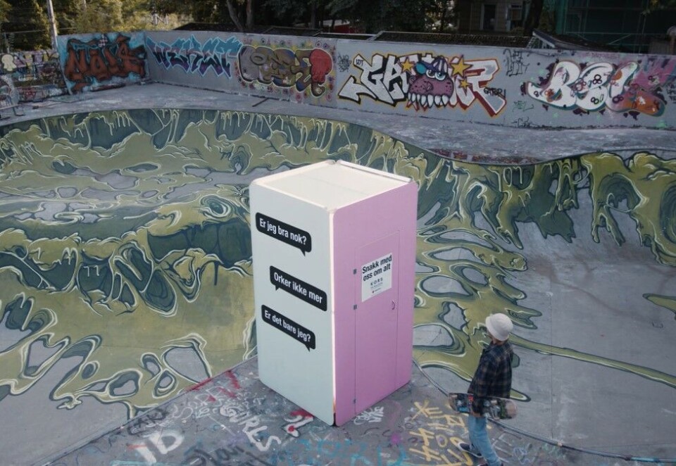 - Noe fysisk: Kors på halsen er ute med en ny kampanje laget av JCP Prad. - I og med at Kors på halsen ønsket å fortelle at man kan prate med dem om alt, uansett hvor man er, ønsket vi å vise tjenesten frem som noe fysisk, sier kreatørene Øivind, Angelica og Helge i JCP Prad.