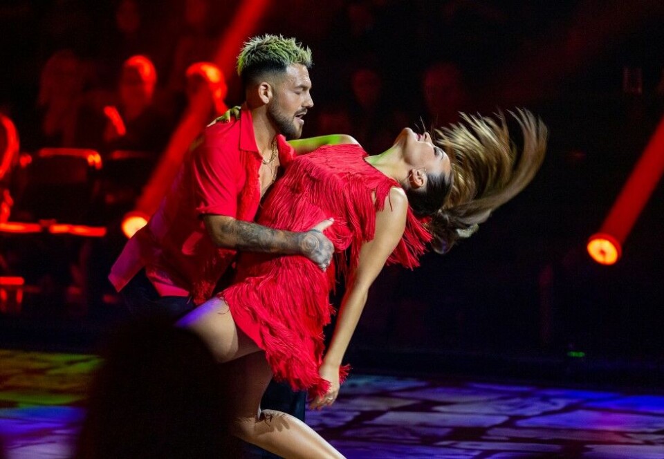 Vant TV-publikummet: Lørdagens episode av «Skal vi danse» hadde for første gang flere seere enn «Stjernekamp» på NRK. - Vi tror det handler om alle de fine folkene som er med, sier programdirektør i TV 2, Kathrine Haldorsen. Avbildet er Alejandro Fuentes og Maria Lie Ramella. Foto: TV 2