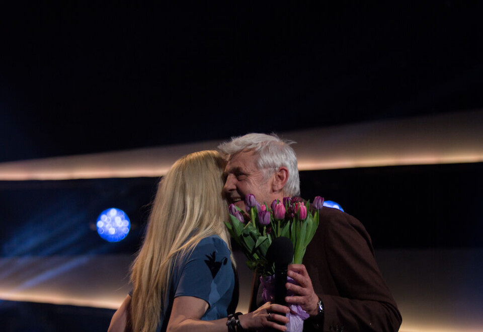 Fikk æresfagpris: Jarl Emsell Larsen fikk utdelt prisen av Ane Dahl Torp, som han har jobbet sammen med. Foto: Vebjørn Rakvaag.