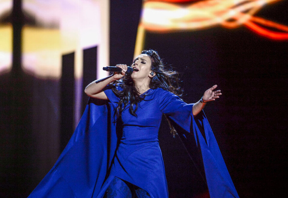 Ukrainas Jamala vant finale med låten «1944». Om lag 890.000 nordmenn zappet seg fram til finalen i Globen, så er uvanlige svake seertall for Eurovision Song Contest i Norge. Men totalt sett nådde seertallene under årets direktesendinger fra Sverige rekordhøyder. Foto: Reuters.