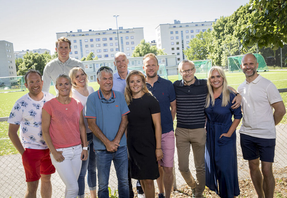 Deler på fotball-VM: Fra venstre: Andreas Stabrun Smith (NRK), Solveig Gulbrandsen (TV 2), Carina Olset (NRK), Egil 'Drillo' Olsen (NRK), Erik Thorstvedt (TV 2), Helene Olafsen (TV 2), Andreas Hagen (NRK), Øyvind Alsaker (TV 2), Julie Strømsvåg (TV 2) og Christian Nilssen (NRK). Foto: Julia Marie Naglestad/TV 2.