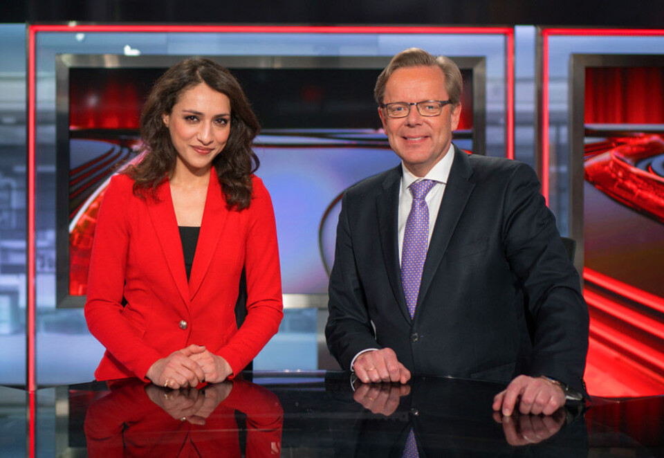 Ankerfester i TV 2: Kuttene i TV 2 får nå svært synlige konsekvenser. En rekke nyhetsankere kaster loss fra tv-kanalen de har jobbet i en årrekke. En av dem er TV 2s programleder Mah-Ruk Ali. Makker Aril Riise derimot ser ut til å bli. Foto: TV 2.