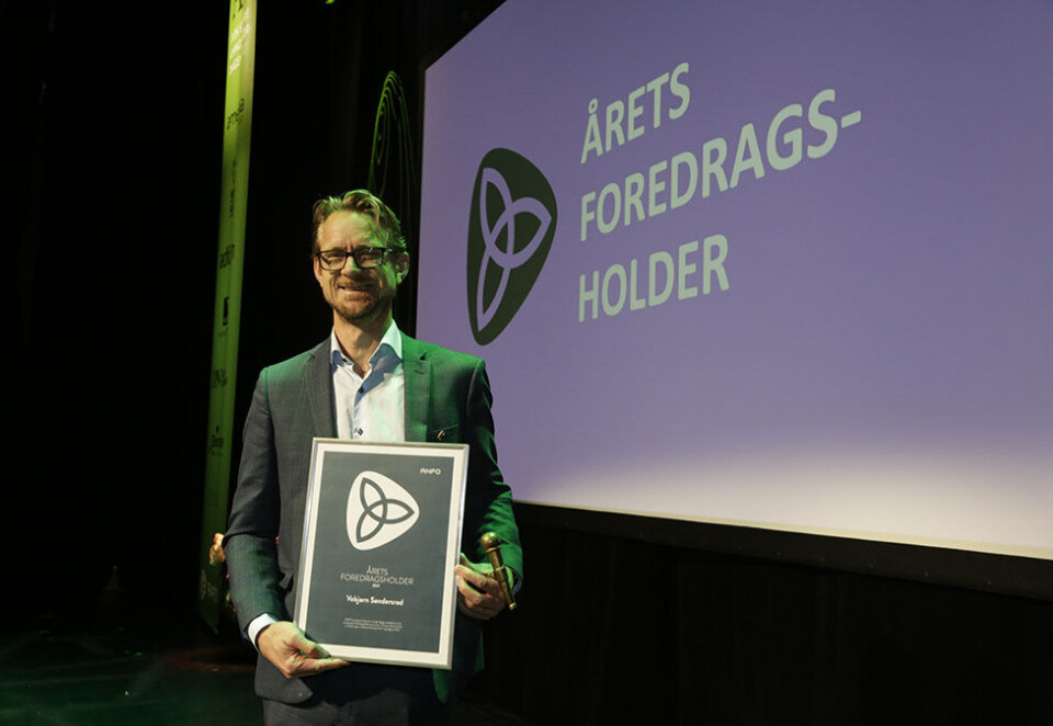 Annonsørfavoritt: Vebjørn Søndersrød med diplomet som forteller at han ikke bare er Årets foredragsholder, men foredragsholder for både 2019 og 2020. Foto: Eivor Eriksen