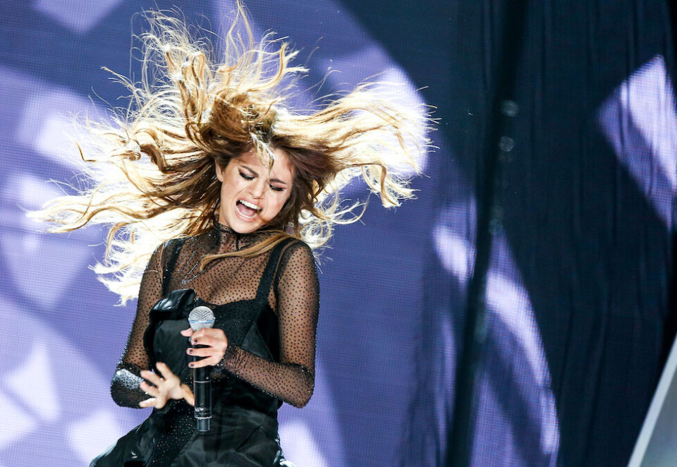 Tiktok kan miste sin mest populære artist: Den som vil lage dansevideoer på Tiktok, kan bli nødt til å klare seg uten musikk fra Universals artister som eksempelvis Selena Gomez, som nylig ble kåret til tech-plattformens mest populære artist. Foto: AP.