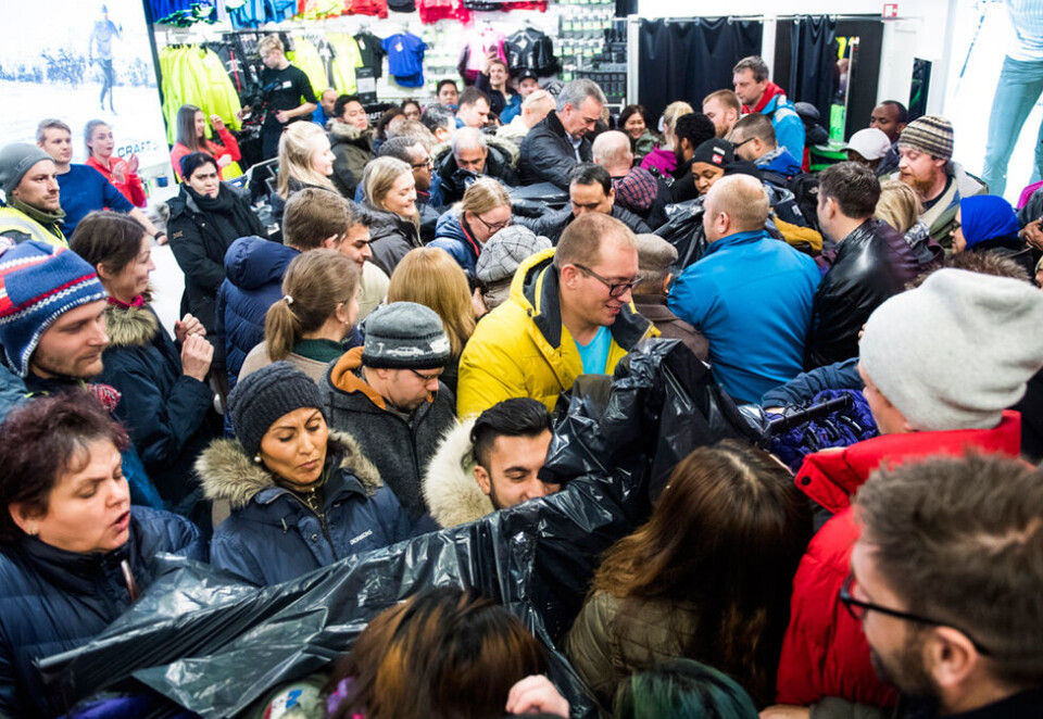 Kaos: Flere tusen mennesker har møtt opp for å ta del i Black Friday-salget til Norwegian Outlet i Vestby i Akershus tidlig fredag morgen. - Det er litt rart å tenke på at hjernen din er det som til syvende og sist bestemmer om Black Friday blir mørkere enn svart for de store merkevarene, skriver Bettina Therese Rognås Ellefsen.