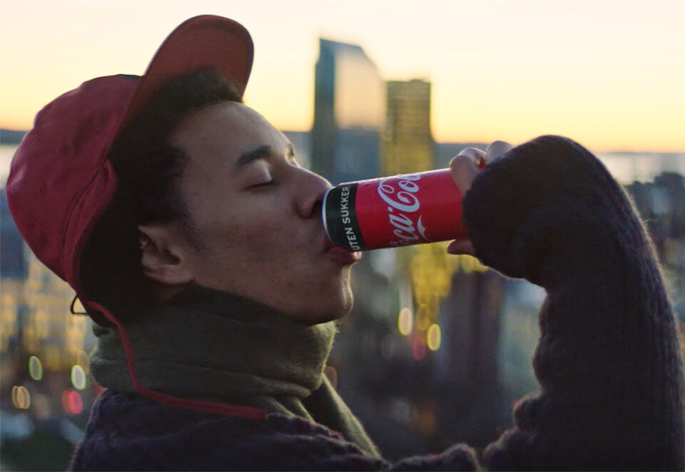 «Taste the kos»: I den nye reklamefilmen til Coca-Cola blir vi med på en amerikaners møte med den norske kosen. Se filmen nederst i saken.