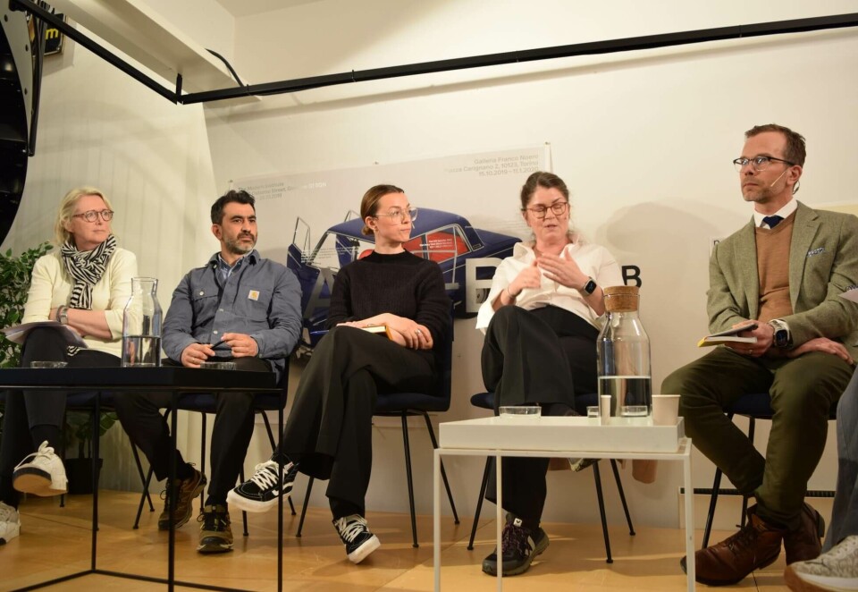 Samler troppene: Cecilie Lyng (f.v), Behnam Farazollahi, Sanda Zahirovic, Beth Stensen og Niklas Mortensen utgjorde debattpanelet. Lene Renneflott ledet diskusjonen som fant sted hos Grafill. Foto: Øyvind Hofsrud