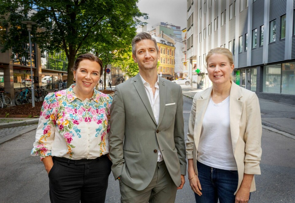 Delt i synet på søk og sosiale medier: Hanne K. Thomassen, Daniel Granlund Bredahl og Stine Ombudstvedt fra henholdsvis Telia, OBOS og Fabel deler seg i synet på Meta og Google. Enn så lenge er OBOS den eneste av de tre som har kuttet ut de amerikanske teknologigigantene i markedsføringen sin. Foto: Eivor Eriksen:
