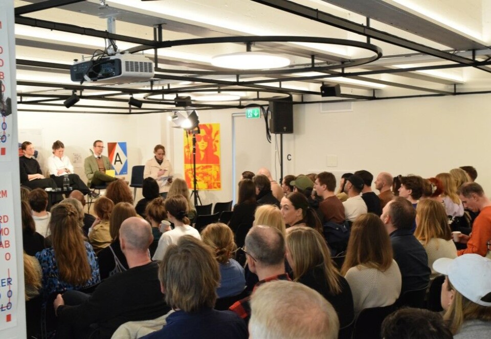 Mange tok veien: Mange tok veien til Grafills lokaler tirsdag. Møtet kunne også følges på nett. Foto: Øyvind Hofsrud.