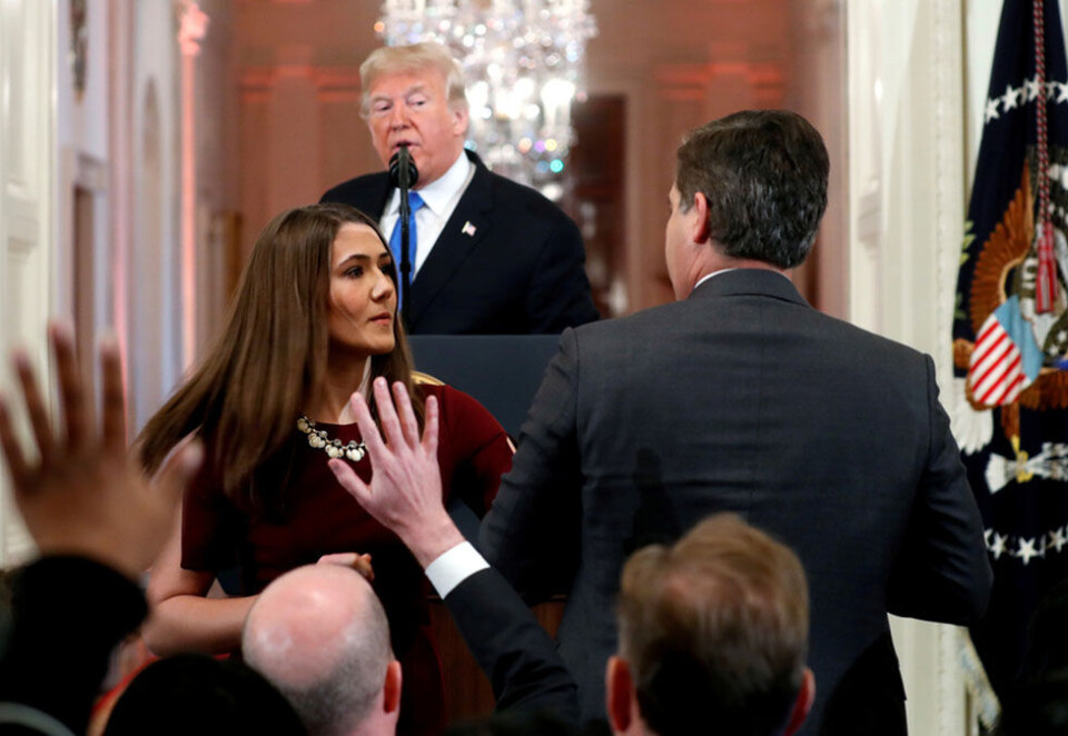 Skapte bråk: Denne situasjonen ble av Det hvite hus framstilt som om CNN-reporter Jim Acosta går til håndgripeligheter mot en praktikant. Hun forsøker å ta mikrofonen, han holder fast på den. Foto: AP/NTB Scanpix.