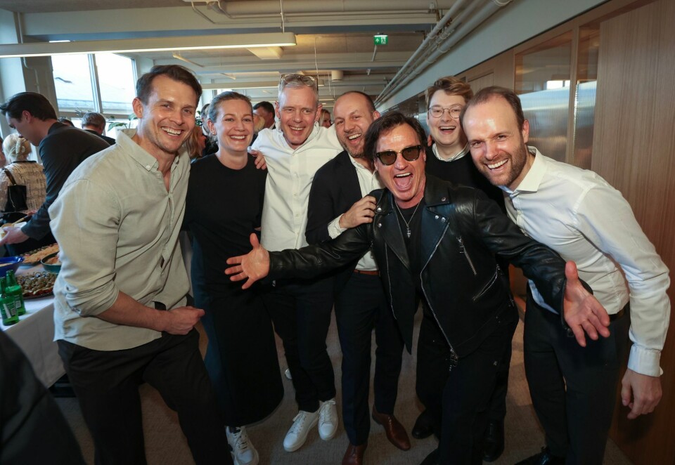 Flytter sammen: Før påske var det innflyttingsfest i Storm Communications nye lokaler i Oslo Sentrum og en selvskreven gjest var den største eieren Petter Stordalen. Her Stordalen sammen med byrålederne Aleksander Hetland, Ellen Amalie Vold, Peter Markovski, Alexander Solbakken, Marius Parmann og partner og styreleder Per Valebrokk (i midten). Foto: Eivor Eriksen.