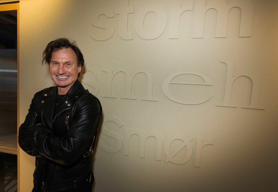 Stordalens tre ess: Petter Stordalens byråeventyr begynner å få sving på sakene. Foreløpig er det bare tre S'er i kortstokken til Stordalen med Smør, Smeh og Storm, men kanskje kommer også det fjerde esset? Foto: Eivor Eriksen.