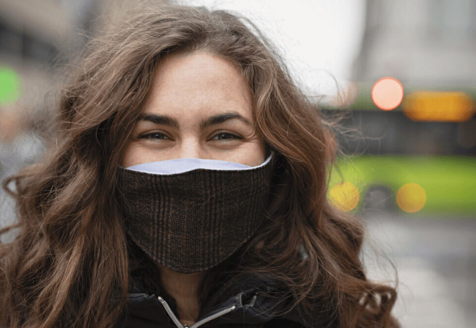 - Lyse opp hverdagen: Ruter har gått kreativt til verks for å gi reisende muligheten til å smile til tross for at de har på seg munnbind. Selskapet deler nå ut smile-buttons gratis og over 500 buttons er allerede gitt vekk. Se den lenger ned i saken. Foto: Jeton Kacaniku