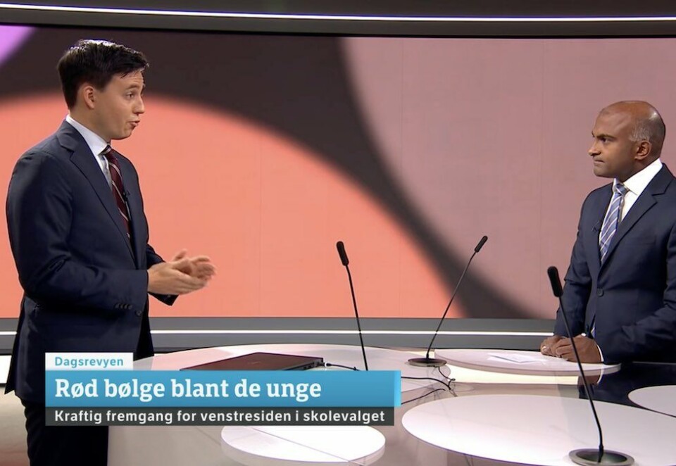 Borgerlig fremgang ble rød bølge: Dagsrevyen-anker Andreas de Brito Jonassen intervjuet politisk kommentator Lars Nehru Sand om resultatet av gårsdagens skolevalg, som slett ikke utgjorde en «rød bølge», men viste borgerlig fremgang. Foto: NRK