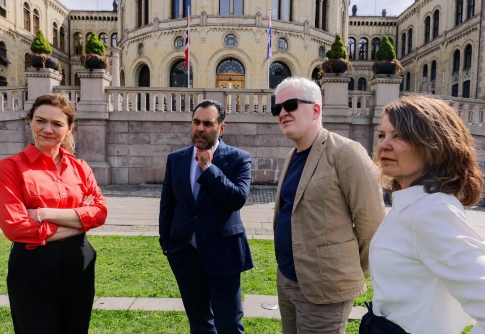 Assisterende generalsekretær i Norsk Redaktørforening Solveig Husøy, stortingspresident Masud Gharahkhani, NJ-leder Dag Idar Tryggestad og rådgiver Ingrid Nergården Jortveit i Norsk Presseforbund i forkant av markeringen av Pressefrihetens dag på Eidsvolls plass denne helgen. Foto: Jonas Been Henriksen/NTB