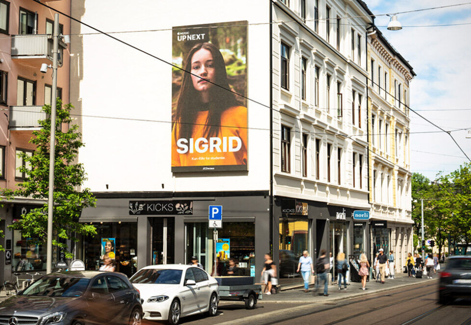 Reklame i HDHver måned plukker Apple ut én ny og lovende artist og denne gangen har de valgt en 20-år gammel jente fra Vestlandet som skal pryde en 21 kvadratmeter stor digital reklameflate i full HD i en av hovedstadens travleste gater.