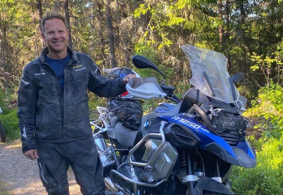 Gasse eller bremse?Daglig leder Jakob Skåltveit i Amidays ser noen klare paralleller mellom det å drive markedsføring og kjøre motorsykkel. - Kan gode råd fra banekjøring med motorsykkel være en vekker i dagen situasjon, spør Skåltveit som også legger ved dette bildet for anledningen.