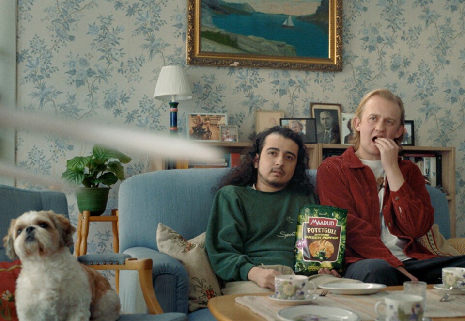 Sprø mandag: Det blir intens stemning i stua når bestemor får på seg VR-brillene. Foto: Maarud/Nord DDB