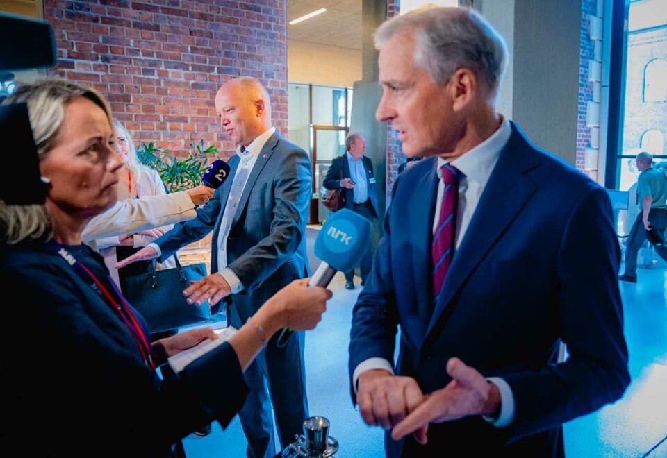 Allerede i forbindelse med statsbudsjettet for 2021 kunne den nye regjeringen startet arbeidet med å pålegge de største innkjøperne av kommunikasjonstjenester kutt i budsjettene. Her finansminister Trygve Slagsvold og statsminister Jonas Gahr Støre. Men verken Høyre eller Venstre er imponert over resultatene. Foto: NTB.