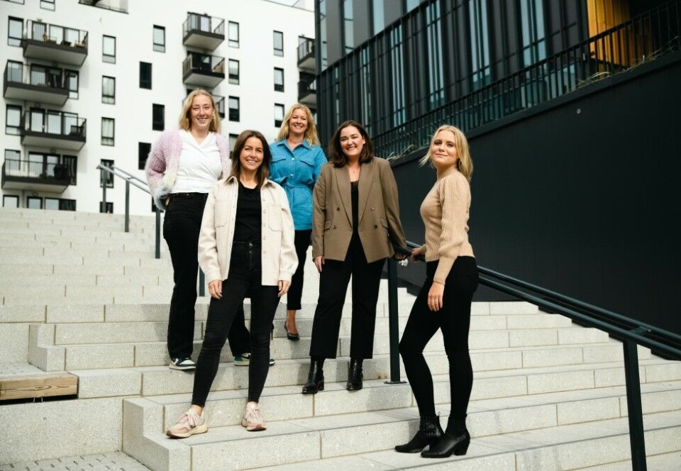 Nyansatte hos Hyperredink: Sandra Follestø, Mari Vasaasen, byråleder Henriette Leikanger, Liva Adéle Sparboe, og Marielle Lyseggen i HyperRedink. Foto: Hyperredink