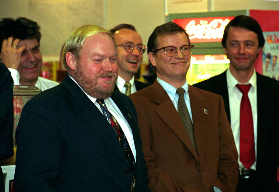 Ble sjefredaktør: Bernt Olufsen (nummer to fra høyre) ble ny ansvarlig redaktør i VG i 1993. Her sammen med Einar Hanseid (t.v), Schibsted-sjef Kjell Aamot og Olav Versto. I bakgrunnen Aslak Ona, daværende administrerende direktør i VG. Foto: VG.