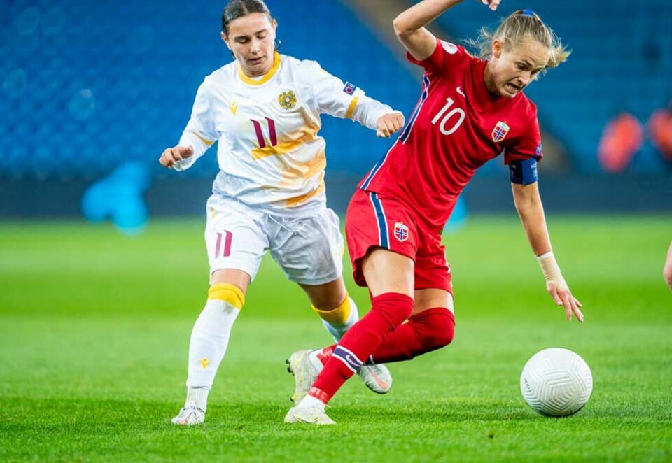 Blir likevel vist: Caroline Graham Hansen og de norske fotballjentene fikk kontrabeskjed og blir å se på NRK tirsdag kveld. Foto: Terje Pedersen / NTB