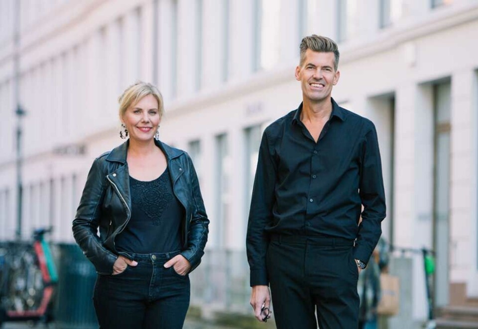 Blåser liv i gammel drøm: Tirne Harnes fikk ikke mange månedene i sjefstolen i Try Ap. Nå blåser hun i stedet liv i en gammel drøm om å undervise. - Jeg er ingen akademiker, men jeg skal sørge for å gjøre designstudenter godt rustet til det som møter dem i praksis, sier hun. Her sammen med den nye Apt-sjefen, Christian Braathen.