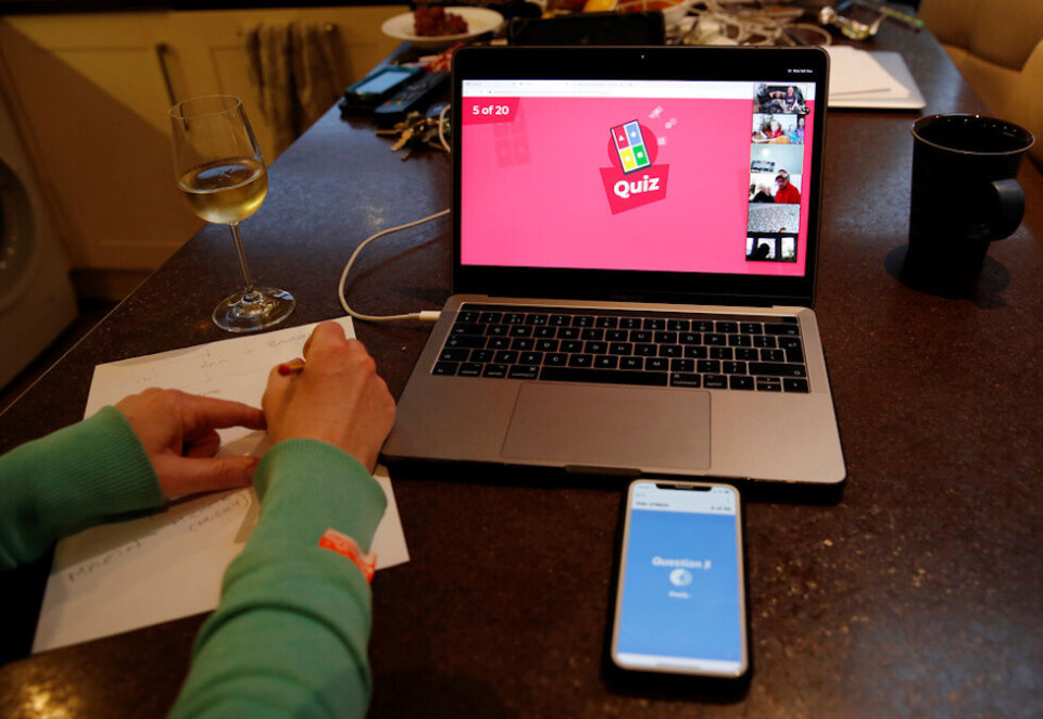 Har fått korona-effekt: En britisk family tar i bruk Kahoot og Zoom for å gjennomføre en online-quiz under koronavirus-utbruddet. Foto: Reuters/Phil Noble