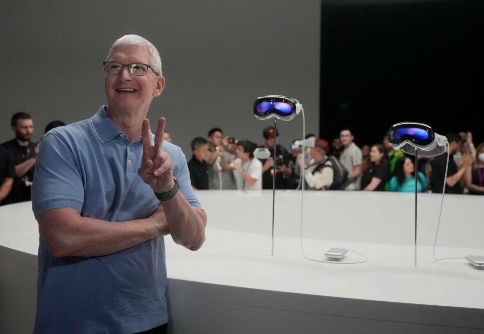 Raske briller: Apple s toppsjef Tim Cook poserer foran selskapets nye flaggskip innen Augmented Reality. Vision Pro lanseres i USA tidlig neste år og lover en sømløs overgang mellom fysiske og digiale rom. Foto: AP Photo/Jeff Chiu/NTB