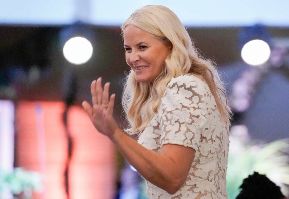 Feiret flere ganger: Kronprinsesse Mette-Marits 50-årsdag har blitt markert ved flere anledninger. Her er hun avbildet på den offisielle feiringen i bakgården på Slottet. Fem dager tidligere hadde hun et mer privat arrangement der flere medieprofiler var til stede. Foto: Stian Lysberg Solum/NTB