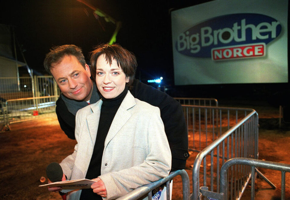 Skapte tv-historie: TVNorge skapte tv-historie da kanalen sendte den omstridte realityserien Big Brother i 2001. Her er programlederne Arve Juritzen og Jannicke Farstad utenfor Big Brother-huset på Fornebu. Foto: Jarl Fr. Erichsen/NTB Scanpix.