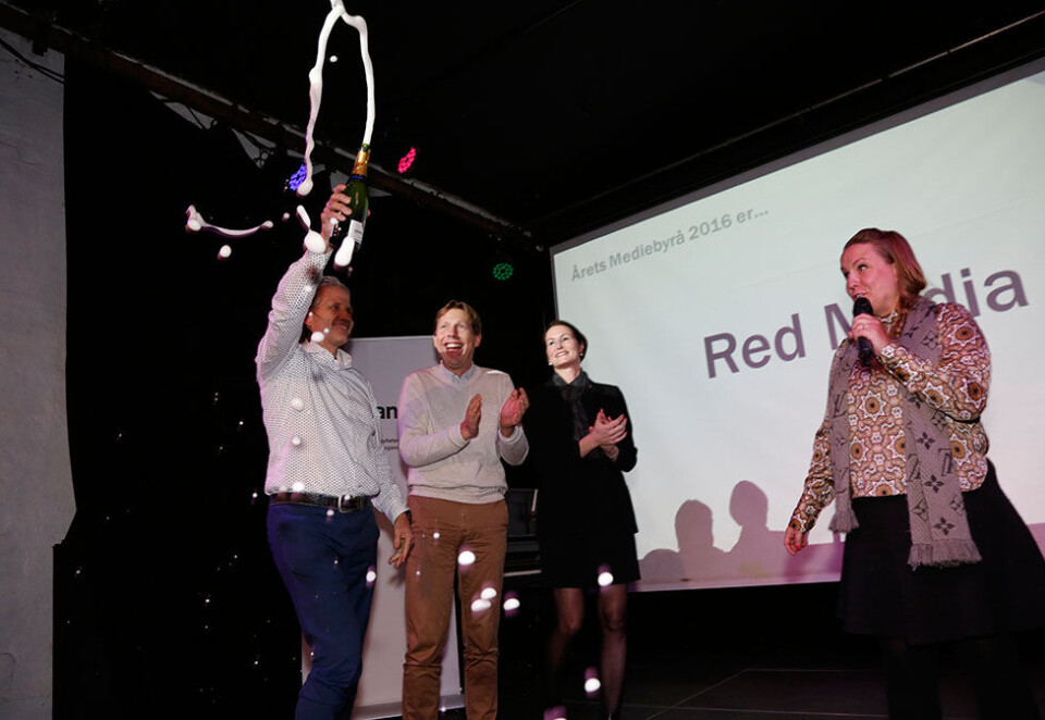 Gikk til topps: I 2016 vant Red Media klassen for årets beste mediebyrå på Byråprofi. Her en lykkelig Røang opp på scenen for å ta imot prisen sammen med sine kolleger. Foto: Eivor Eriksen.