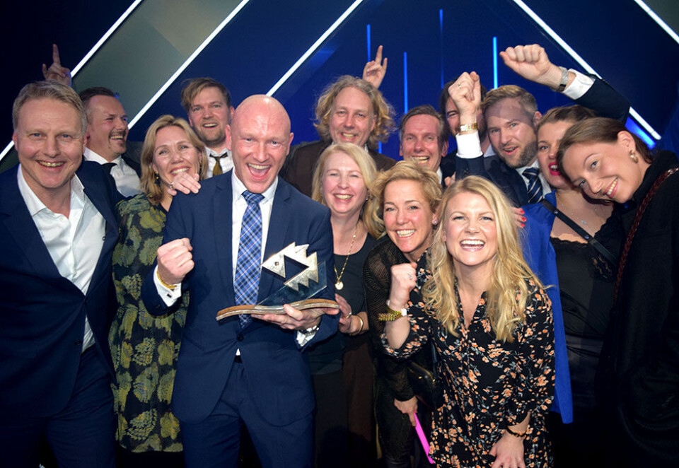 Blink på første forsøk: Administrerende direktør Trond Bentestuen (til venstre) og markedsdirektør Per Åge Dahl (foran i midten) valgte Try som nytt reklamebyrå i fjor. Nå får de Gullfisken for den første filmen de har laget sammen. Foto: Dag Robert Jerijervi