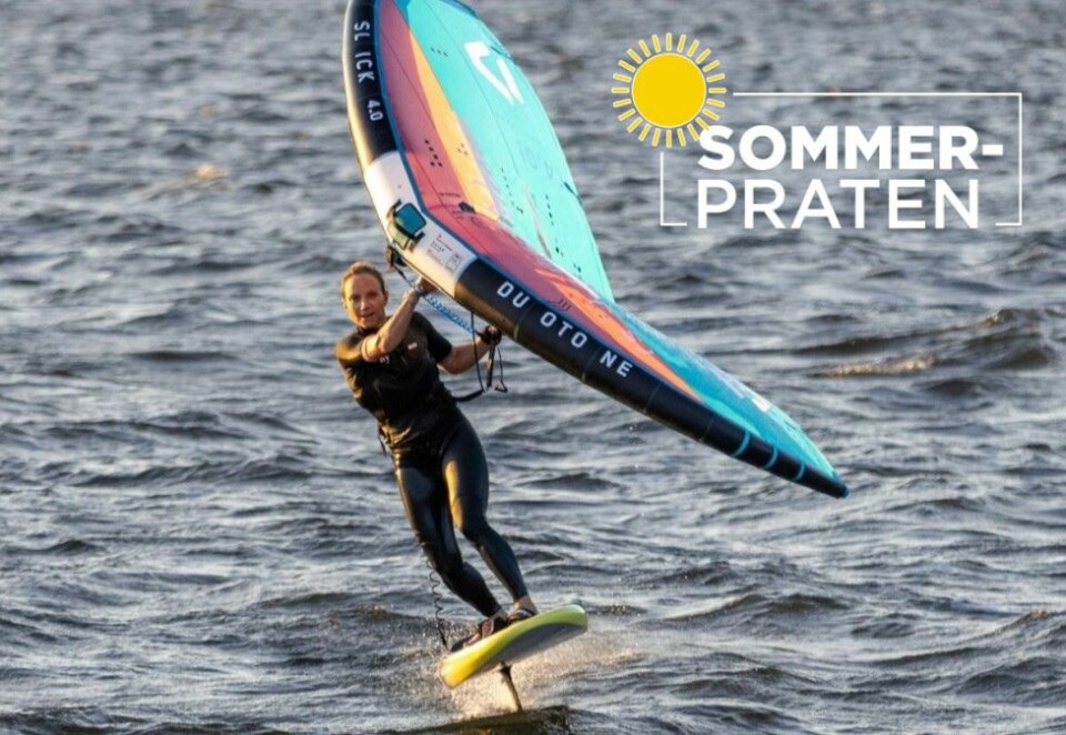 Vannsport: Selv om Siren Sundby har lagt opp som profesjonell seiler, er hun fortsatt glad i vannsport. Her kiter hun og i tillegg har sønnen fått seilbåttimer i løpet av sommeren. Foto: Privat.