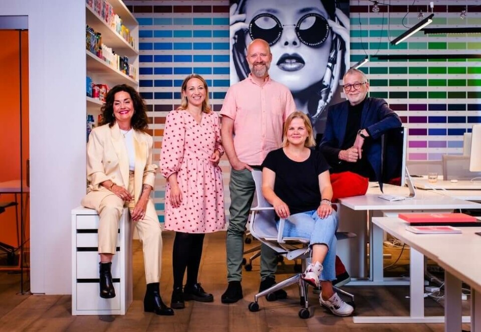 Tre ut og tre inn: I midten er de tre nykommerne i Cretalux, flankert av sine nye kolleger. Fra venstre: seniordesigner Elise Os Bjørkås, mentor og seniordesigner Bjørn Rybakken, daglig leder og rådgiver Line Støtvig, produksjonsleder Henning Arnesen, seniordesigner Anette Kirkeby, seniordesigner Irene K. McCallum, produksjonsassistent Vetle Nyhus, seniordesigner Kristofer Hoffmann Schärer og prosjektleder Bente Lund Hansen. Prosjektleder Evelyn Wulff og lærling Lukas Austli var ikke tilstede da bildet ble tatt.