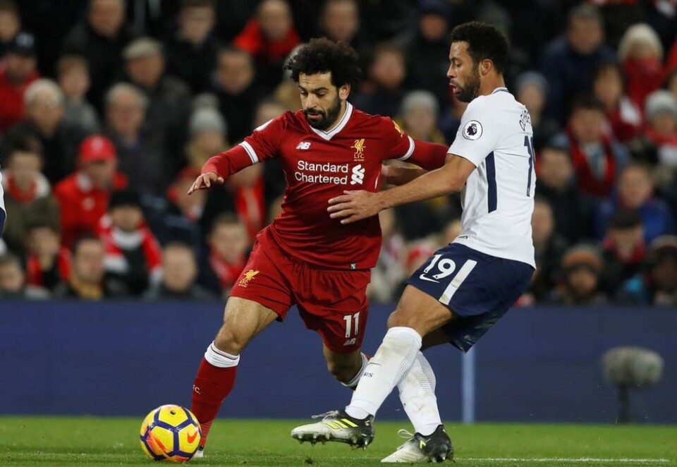 Tv-kamp: Rettighetskampen rundt Premier League er avgjort i kveld og enn så lenge holder tv-kanalene unna for de store teknologigigantene Amazon, Google og Facebook som alle sikler på sport. Her holder Liverpools Mohamed Salah unna for Tottenhams Mousa Dembele. Foto: Scanpix.