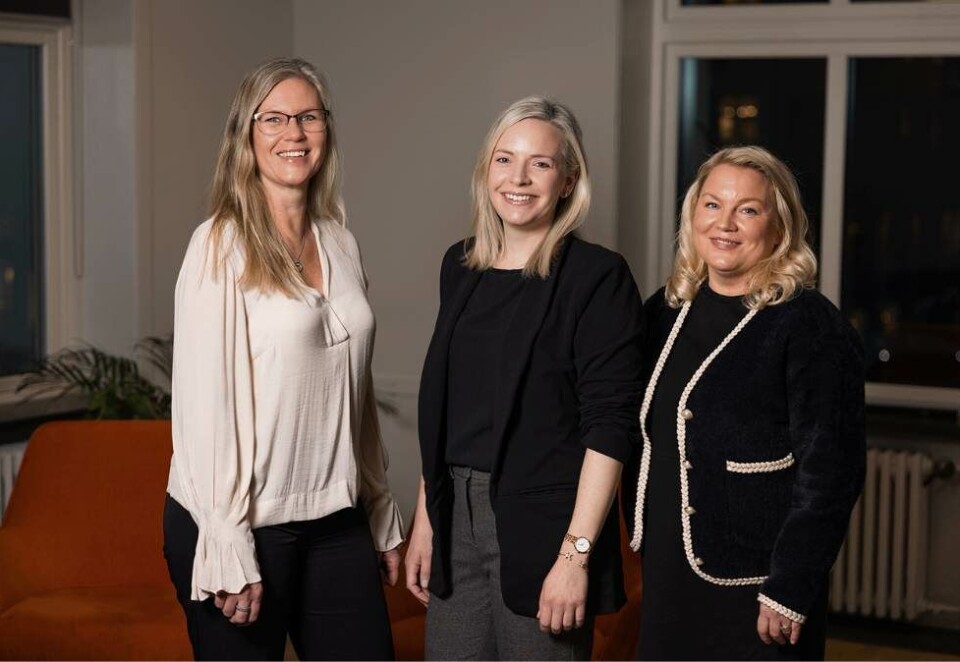 Ny i Redink: Innholdsrådgiver Ann Karene Rasmussen (midten) kommer fra stillingen som teamleder og innholdsskaper i Apriil Story. Her sammen med byråleder i Redink Jeanette Galtung Døsvig (t.h.) og strategisk rådgiver Hilde Sander Meling. Foto: Lars Henriksen Doksæter/Screen Story
