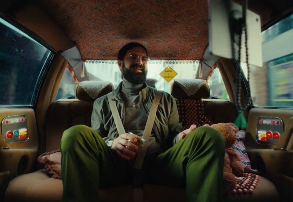 Flyvende bil: Alt går ikke som det skal når denne mannen skal se fotball i sin selvkjørende bil. Foto: NAF/ANti