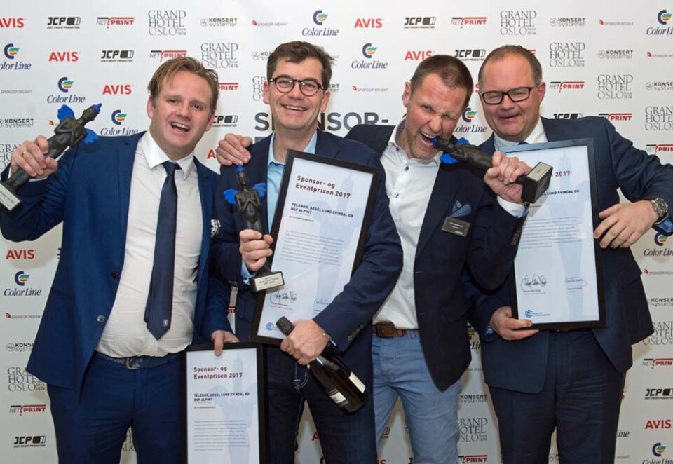 Forlenger samarbeidet: Under den store Spot-konferansen ble det delt ut priser til årets beste sponsorer. Alpinlandslaget var en av de store vinnerne. Nå forlenges samarbeidet. Her Alpinlandslagets John-Olav Evans (helt til venstre) og Claus Ryste (helt til høyre) sammen med Telenors Petter Svendsen og Per Anders Vold.
