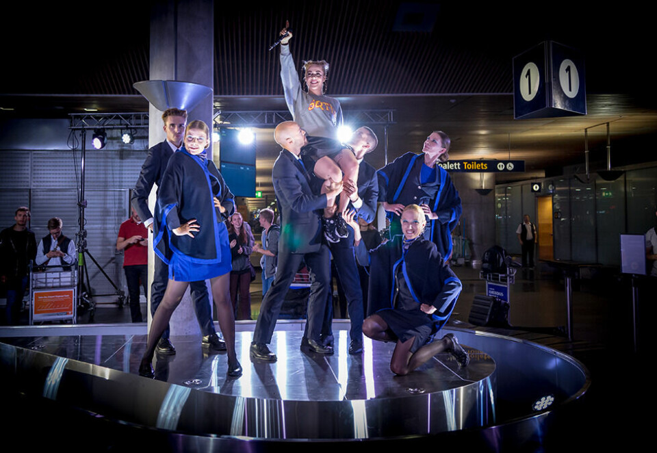Lanserte ny SAS-uniform med bagasjebånd-catwalk