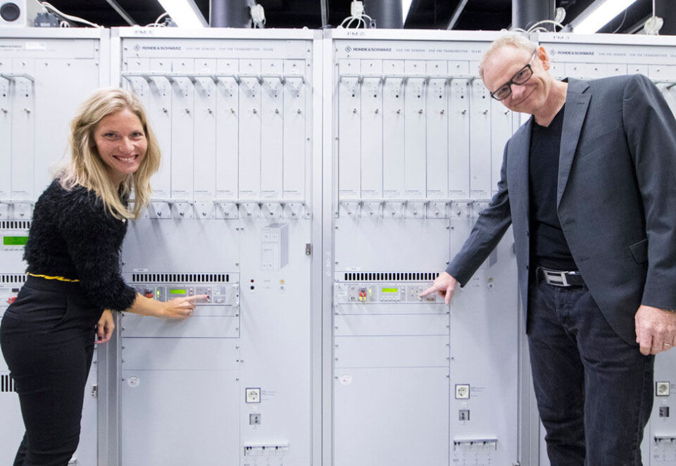 Her startet radiobråket: Slukkingen av FM-nettet har utløst masse kritikk og krav om å skru på FM-nettet igjen, senest denne uken etter svake lyttertall. Her er programleder Karen Marie Berg og Olav Viksmo Slettan som slukket FM-senderen i Tryvannstårnet 20. september i fjor. Foto: Heiko Junge /NTB Scanpix.