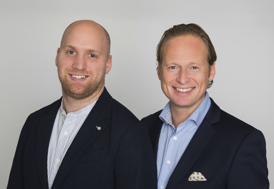 Løftes opp: Marius Ramdahl (t/v) er ansatt som direktør for nytt forretningsområdet levende lyd og bilder hos Omnicom og Espen Klepper (t/h). Foto: Omnicom.