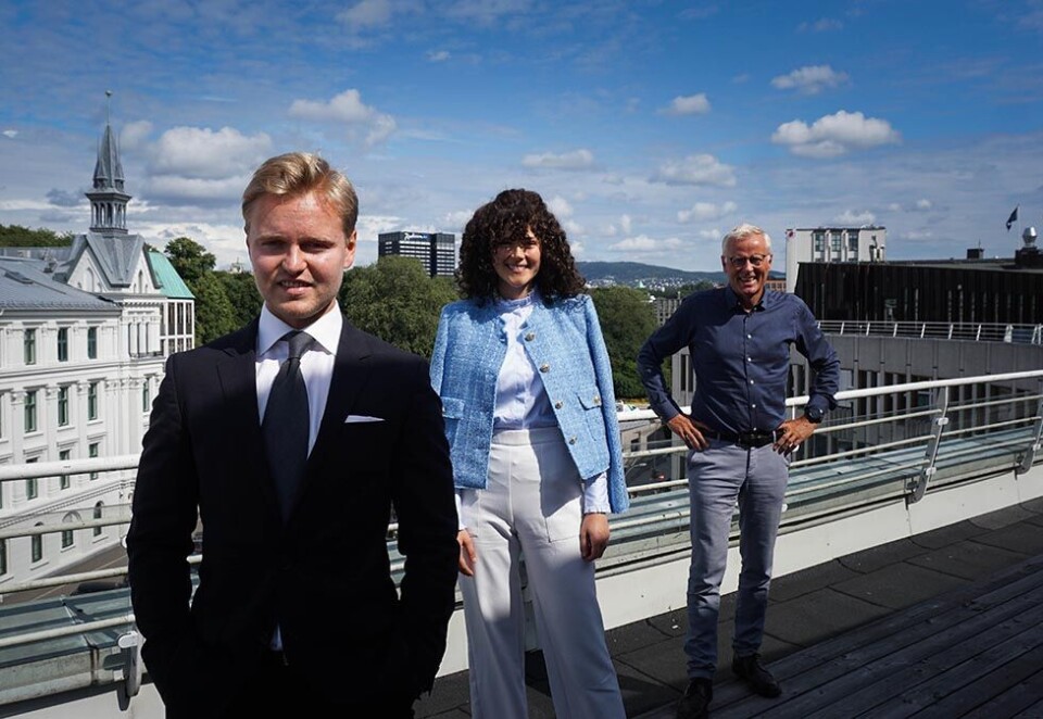Ny i huset: Erlend Owesen (til venstre) og Carina Jurs med managing partner Per Høiby i First House.