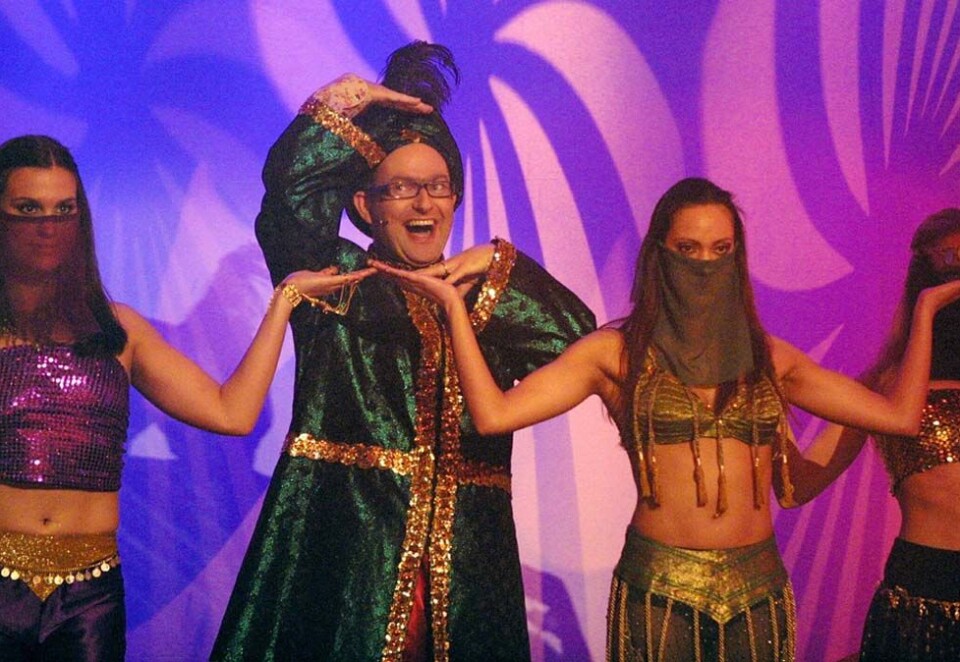 Orientalsk tema: Paal Tarjei Aasheim har vært programleder for reklamefilm-kåringen «Gullfisken» hele ti ganger. Her fra sendingen i 2002. Foto: NTB Scanpix