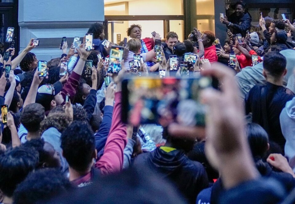 Kaos: Det ble kaotisk da IShowspeed var i Oslo tidligere i juli. Her er han bakerst i bildet, omringet av fans. Foto: NTB.