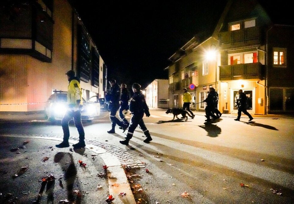Dramatisk: Etter hendelsen i Kongsberg i går kveld, der fem personer ble drept og flere skadd, har norske medier måttet ta grep knyttet til kommentarfeltene på Facebook. - Det er personer som legger ut feilaktige opplysninger om hvem som står bak, og hva slags motiv det er, sier Espen Langfeldt Olsen i NRK.