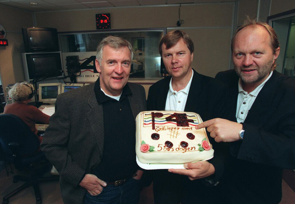 Radiogründere: Én av P4-gründerne, Svein Larsen (i midten), tror kanalen kan bli solgt når det danske mobil- og distribusjonsselskapet overtar MTG Nordic. Gründerkollega og mangeårig P4-topp Kalle Lisberg tør ikke spå, men tror alt kan skje dersom prisen er rett. Her er de sammen med daværende programsjef Svein Torgersen (t.v) under femårsjubileet i 1998. Foto: NTB Scanpix/ Rune Petter Ness.