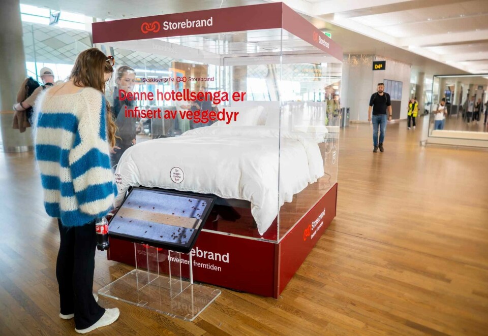 Skrekkelig god reklame: «Skrekksenga» til Storebrand vakte oppsikt på Oslo lufthavn i fjor sommer. Fredag forrige uke fikk reklamebyrået Per Høj Grand Prix i Gullblyanten, som er den gjeveste utmerkelsen i norsk reklamebransje. Foto: Storebrand