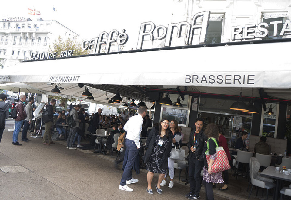 Minglested: Caffé Roma er et naturlig samlingssted på TV-messen Mipcom i Cannes, kun et steinkast fra festivalpalasset der hete og mindre hete formater har blitt kjøpt og solgt den siste uken. Foto: Sidsel Dalen